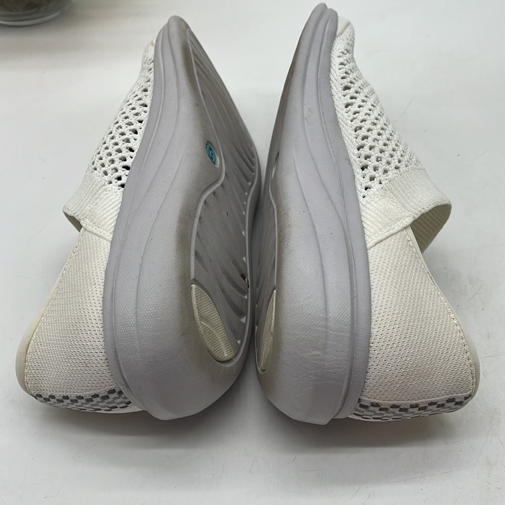 Bzees White Mesh Slip On Sandals Size 10. MCL3092E - Picture 5 of 8